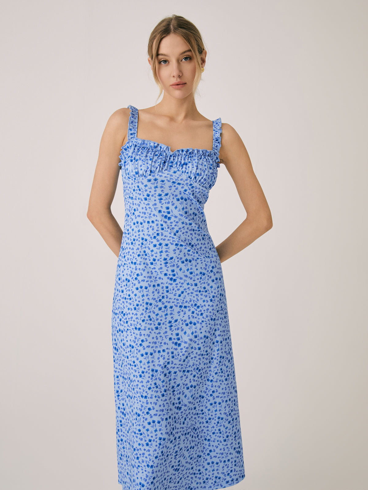 Kwiatowa sukienka boho midi na ramiączkach